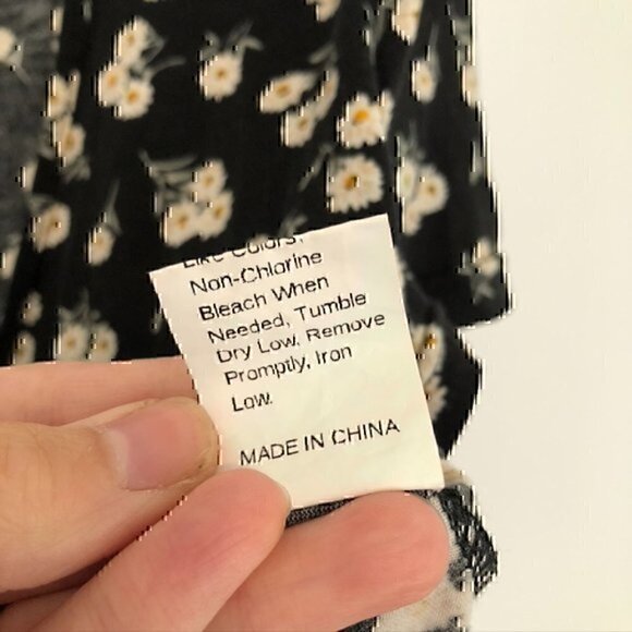 SHEIN Quite Ditsy Floral Print Surplice Neck Crop Top Tee Black White Daisy 12 - Picture 9 of 12